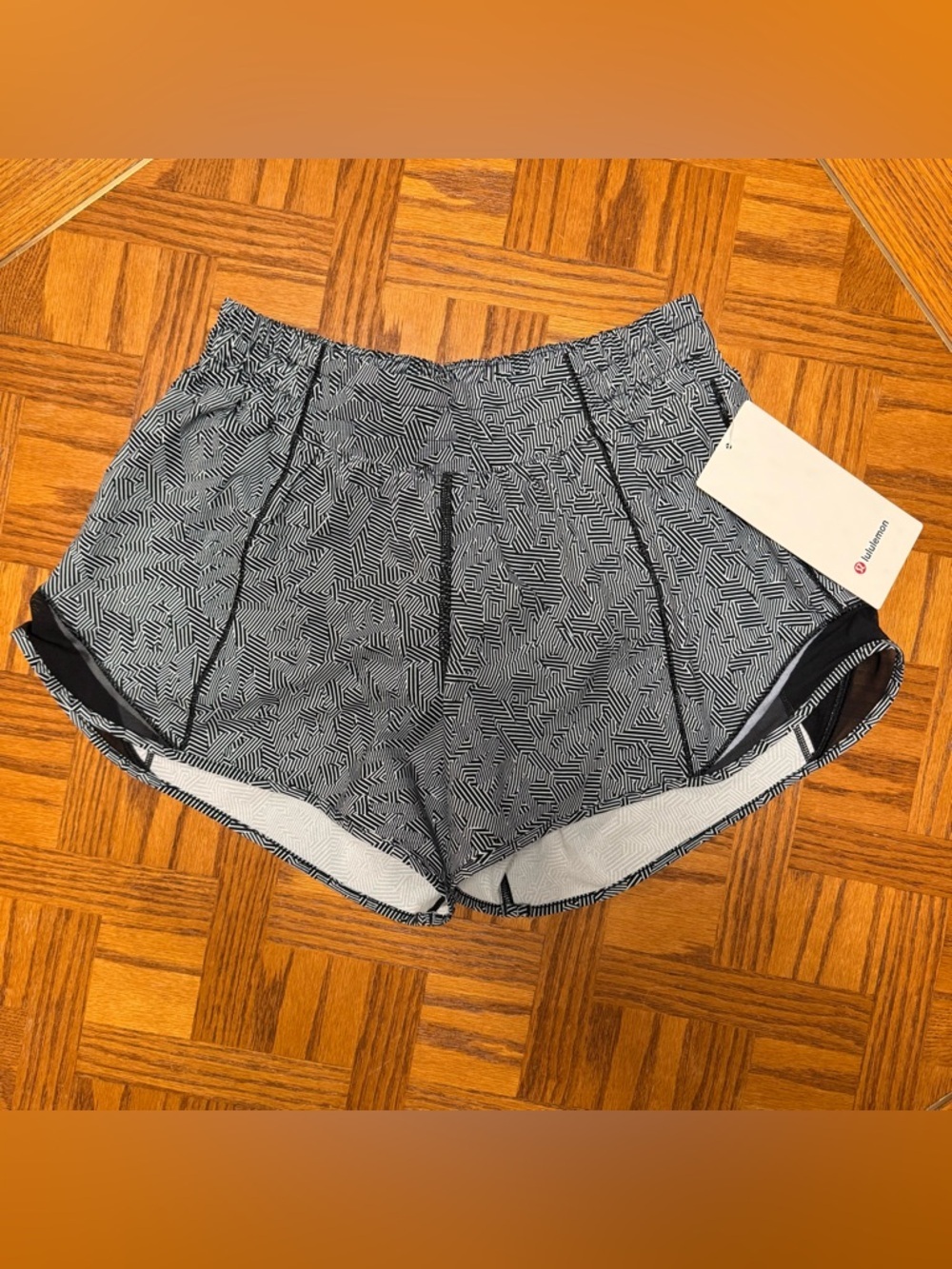 Lululemon Hotty Hot Short 4” Lined Size 6 Black White Geometric Print NWT
